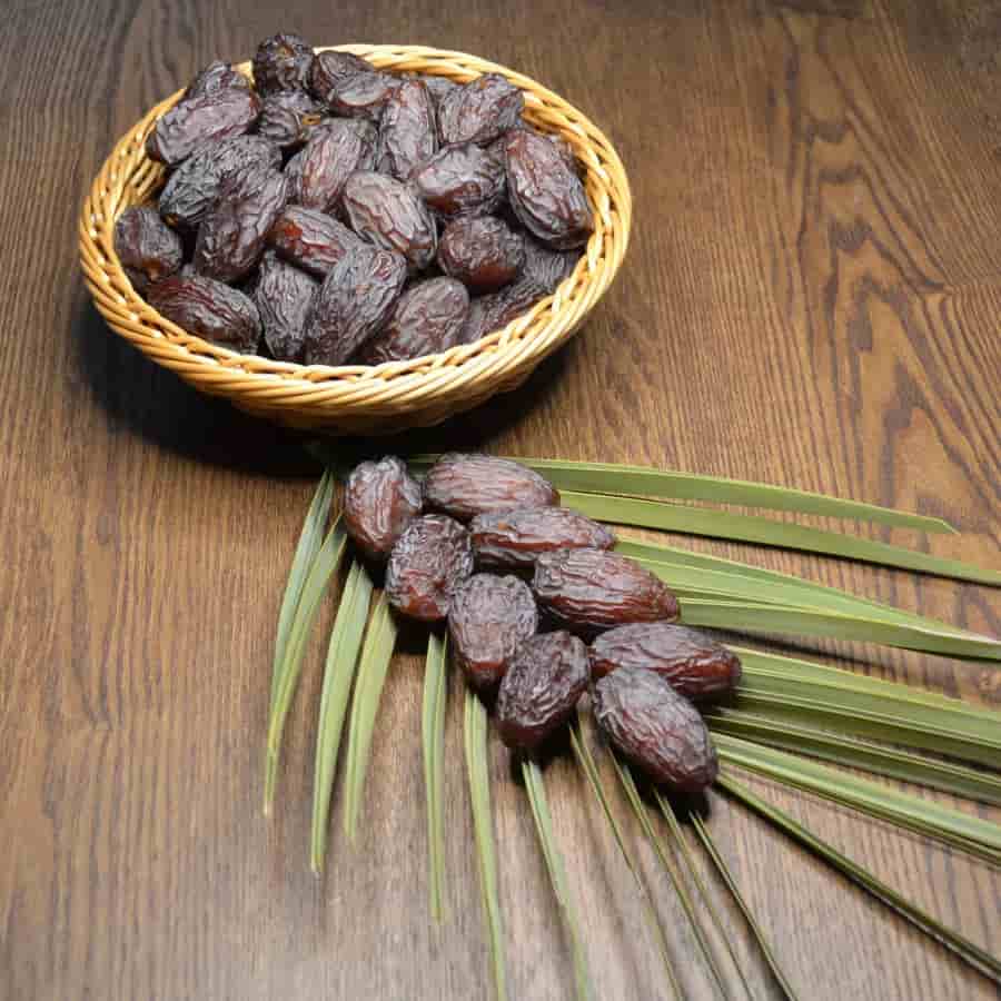 خرما پیارم هرمزگان ناب با اندازه متوسط و مناسب برای مصرف روزانه